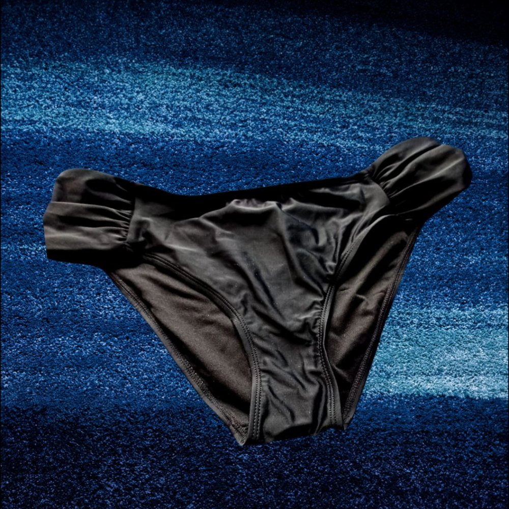 BLACK HIPSTER BIKINI BOTTOM WITH RUCHED SIDE PANELS  SIZE M